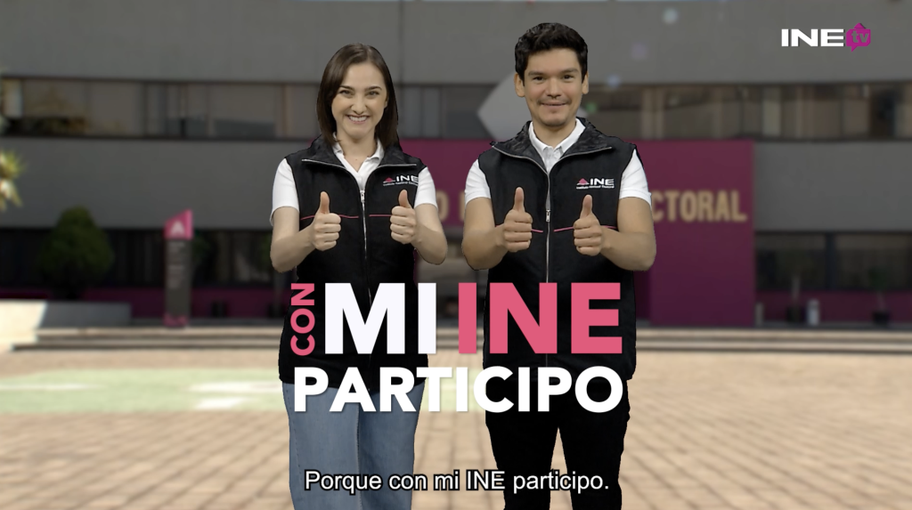 Funcionariado de módulo INE, haciendo señal de aprobación con la mano